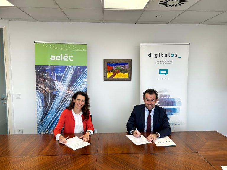 director gteneral de digitales y directora general de aelec firman acuerdo en una mesa