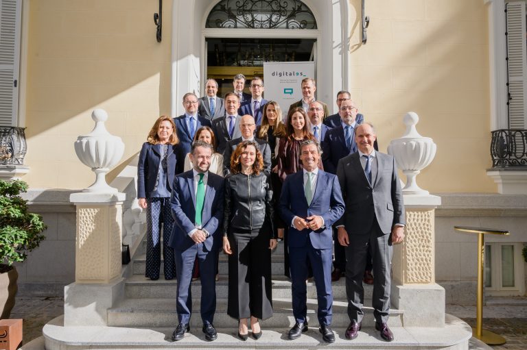 Grupo Isabel Diaz Ayuso, y consejero Miguel Lopez Varlverde, junto a equipo directivo de DigitalES y empresas