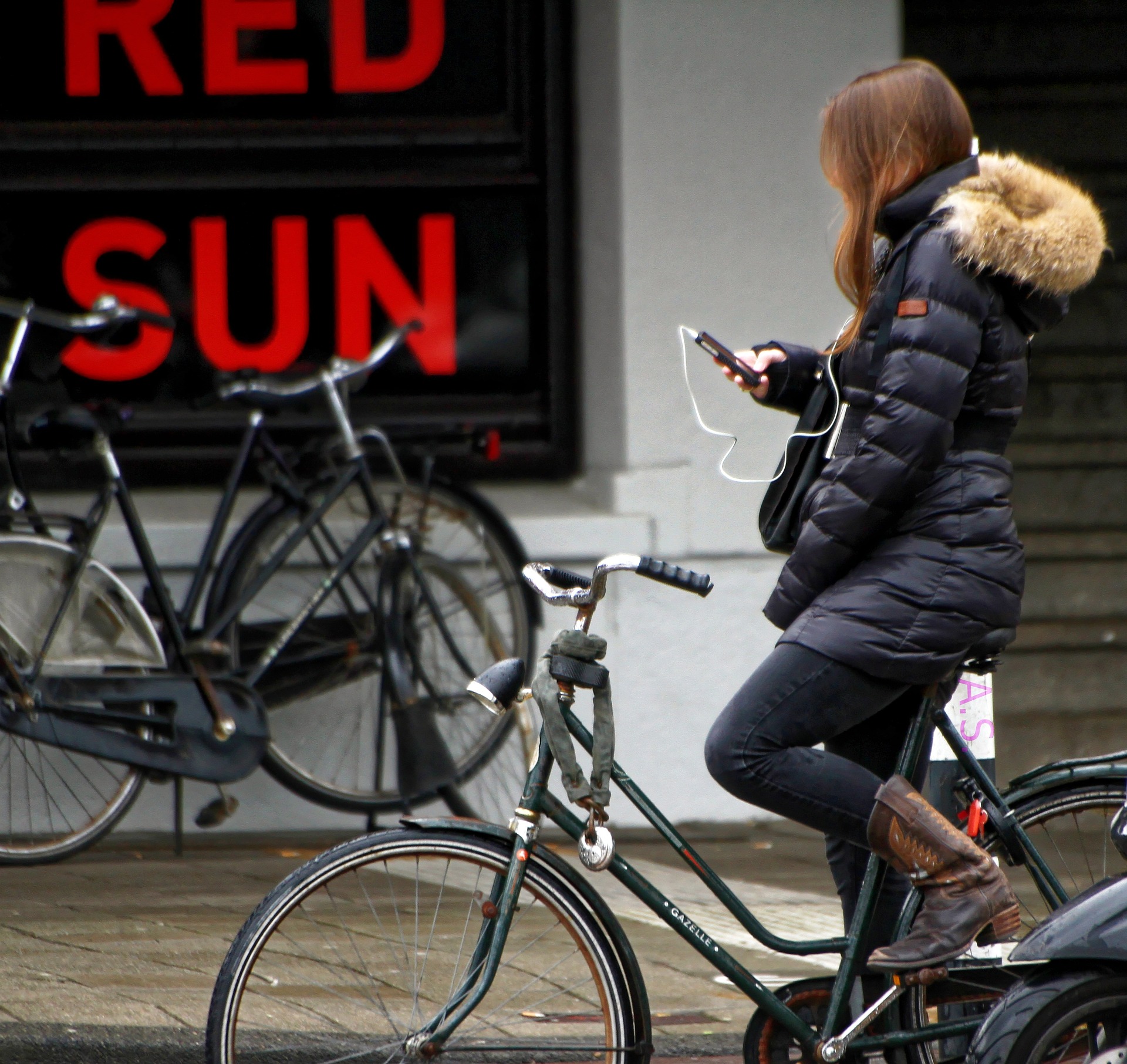 joven con smartphone